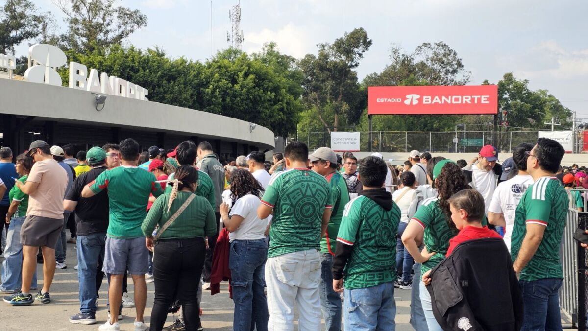 grupo de personas asistiendo al Estadio Azteca, en Santa Úrsula 