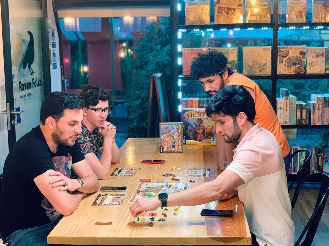 personas jugando en ravenfolks