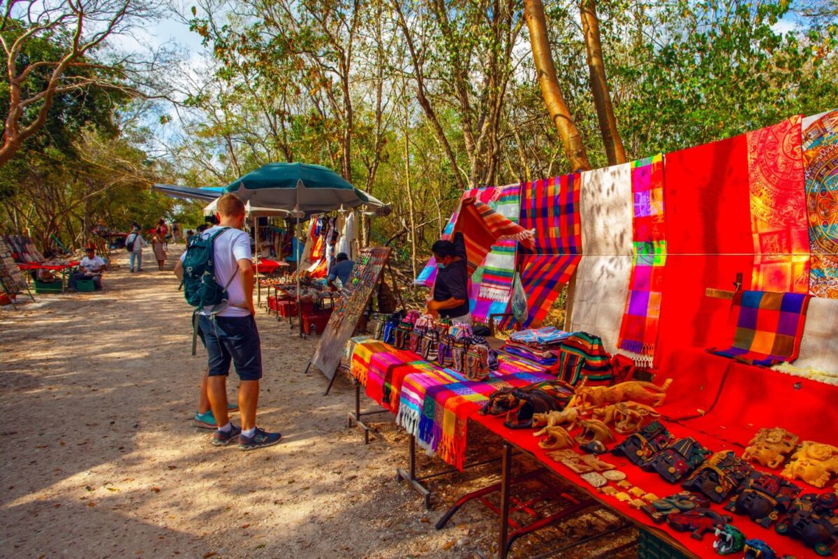 Vendedores ambulantes en la zona de Chicen Itzá