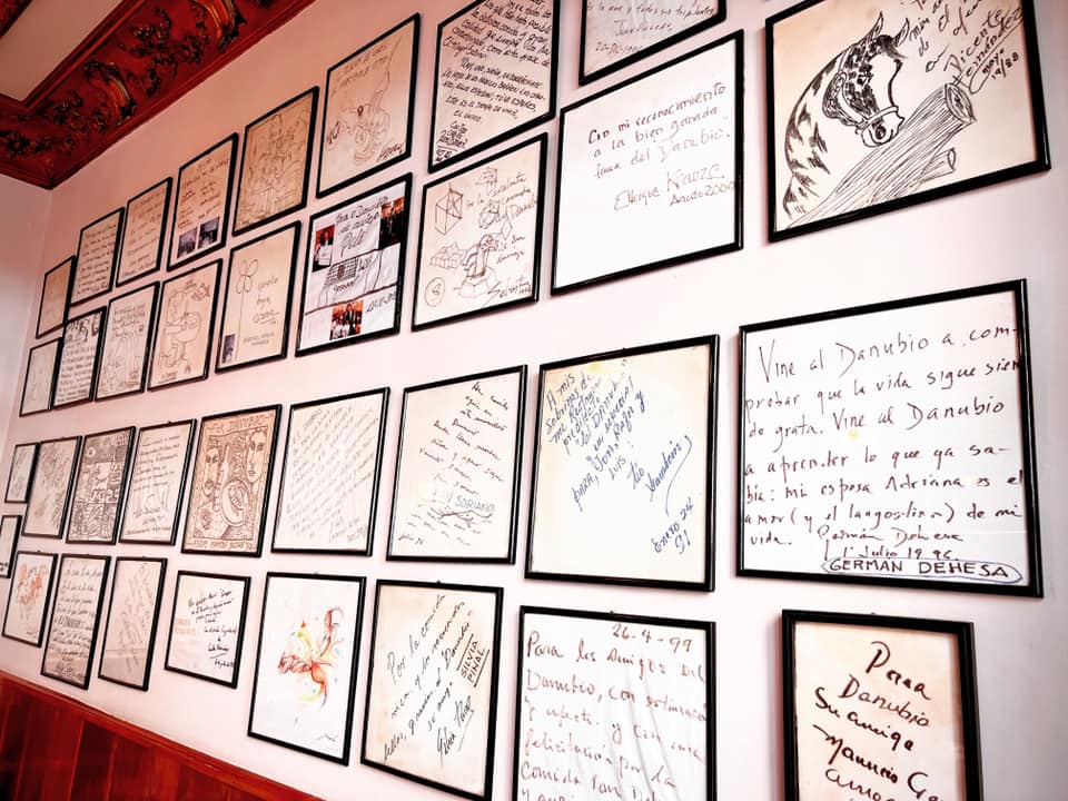 cuadros con autógrafos en una pared