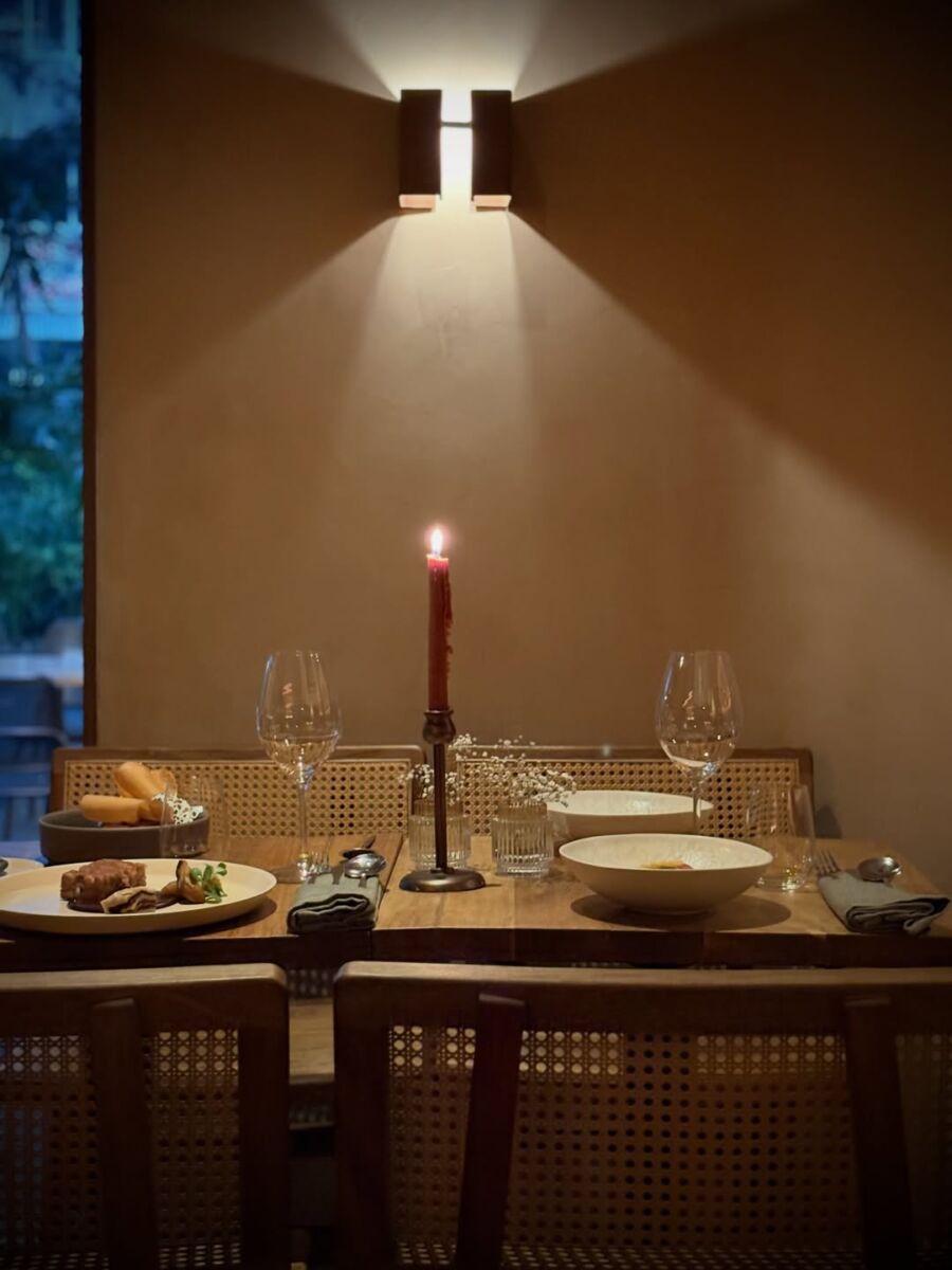 mesa en un restaurante alumbrada por una vela