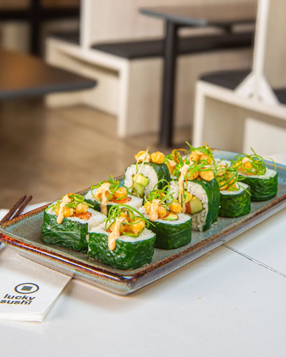 rollos de sushi en un plato