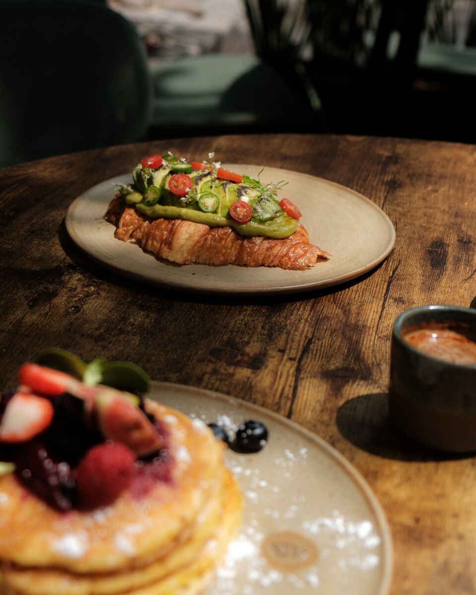 croisant y hot cakes con frutos rojos
