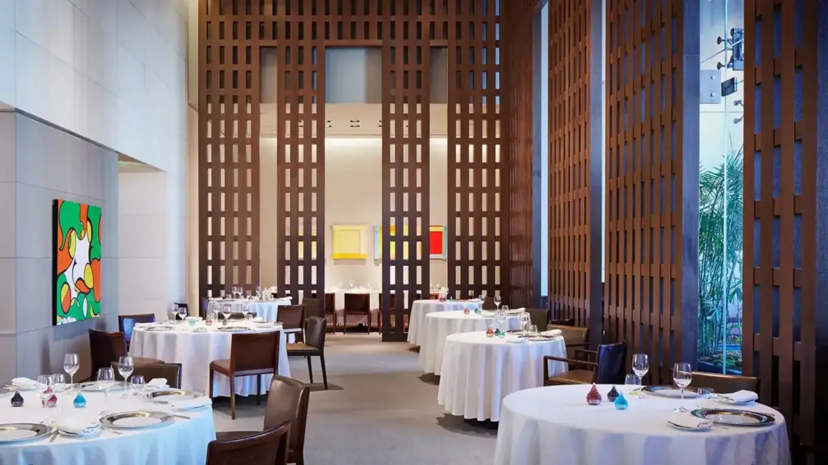 restaurante guy savoy Las Vegas con mesas con manteles blancos 
