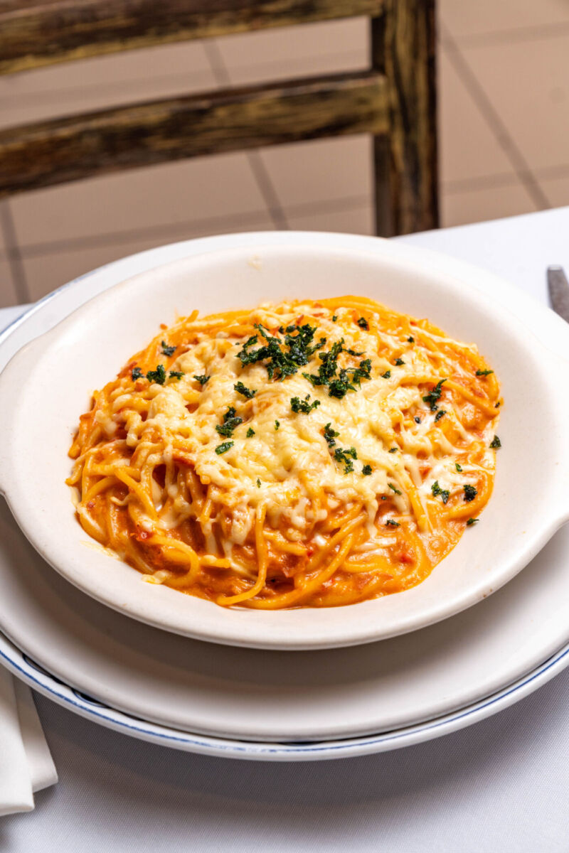 plato de espagueti rojo con queso