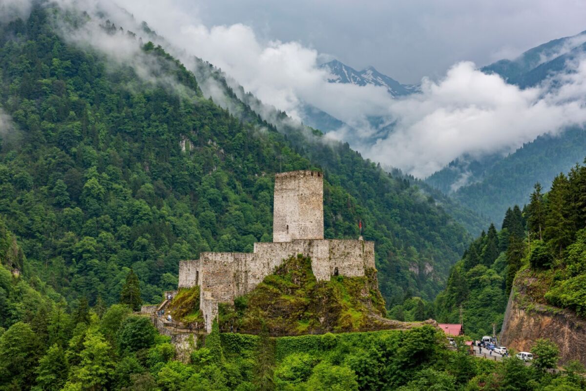 antigua fortaleza medieval en medio de las montañas de Rize 