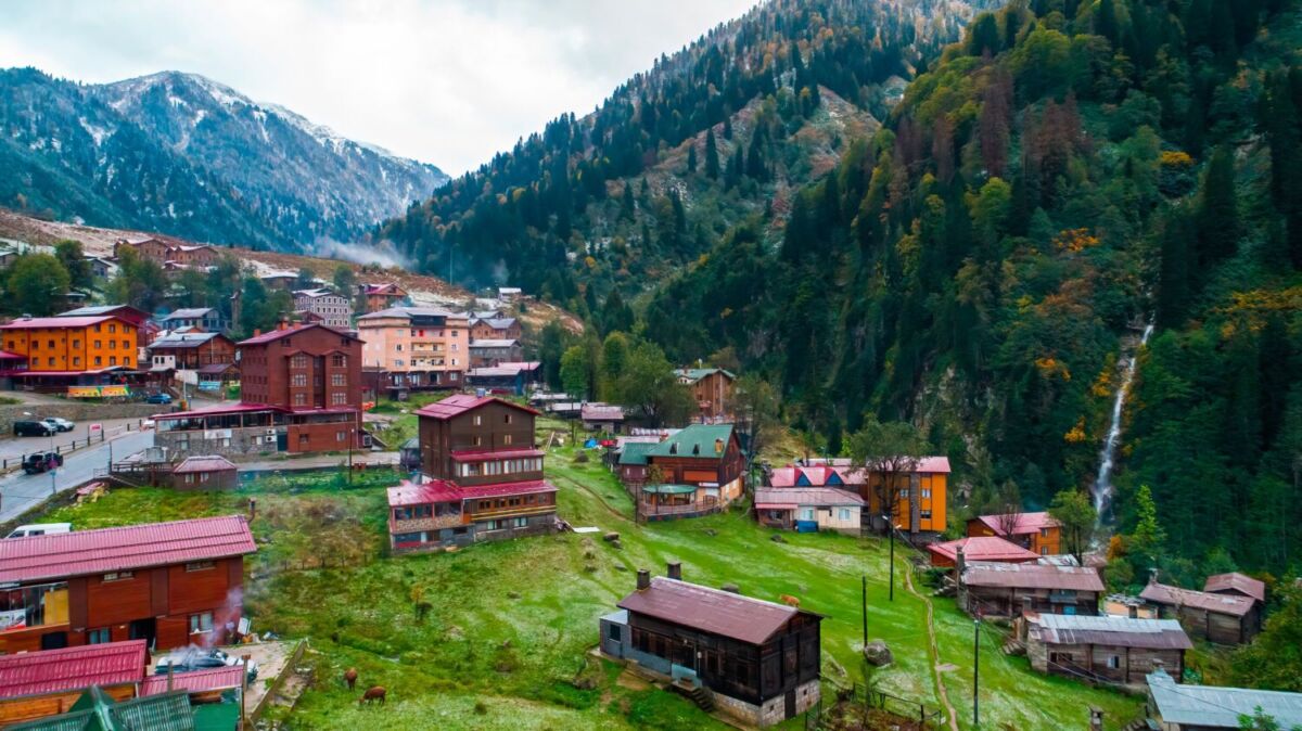 Castillos con cascadas y enormes campos de té en esta ciudad a la orilla del Mar Negro en Turquía