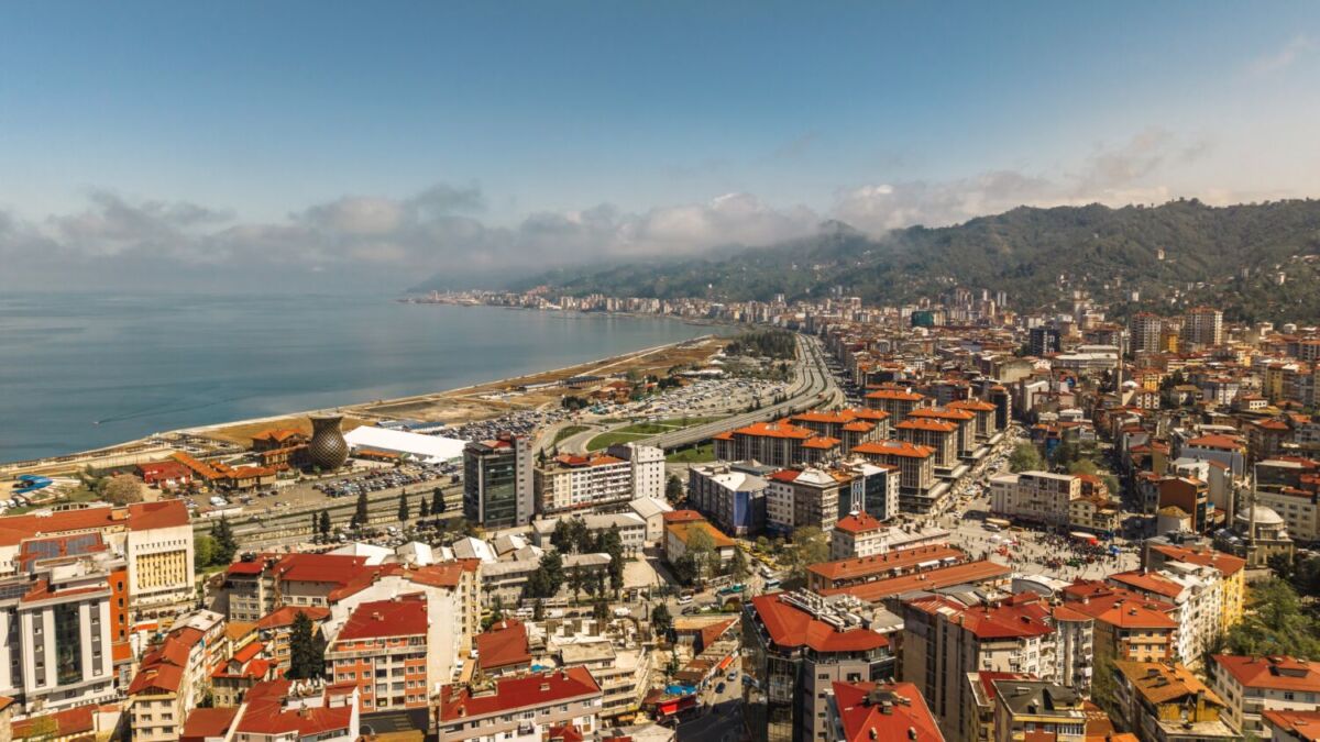vista aérea de Rize, una cuidad junto al Mar Negro 