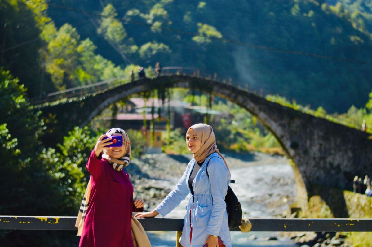 mujeres turcas tomándose una foto en Rize, Turquía 