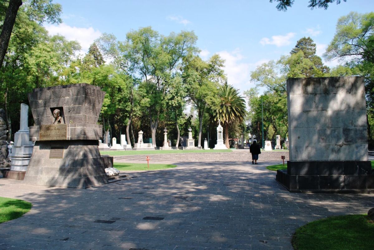 rotonda de las personas ilustres en chapultepec en un día soleado