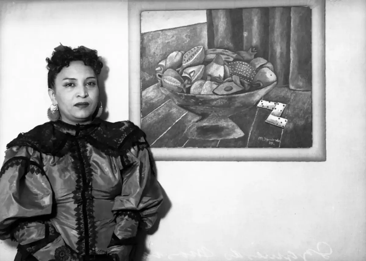 foto de María Izquierdo junto a un cuadro