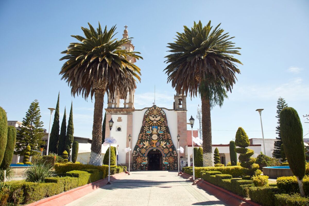 iglesia de san martín de las piramides con palmeras