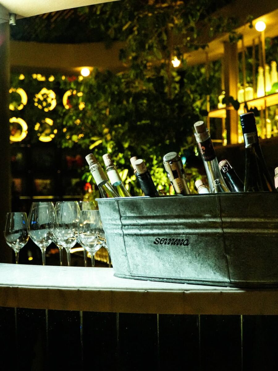 Vinos en la barra de Somma Rooftop, CDMX