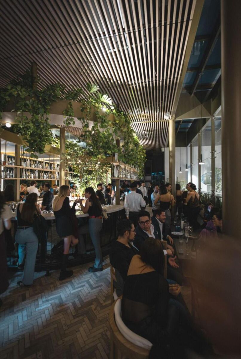 Personas conviviendo en Somma Rooftop