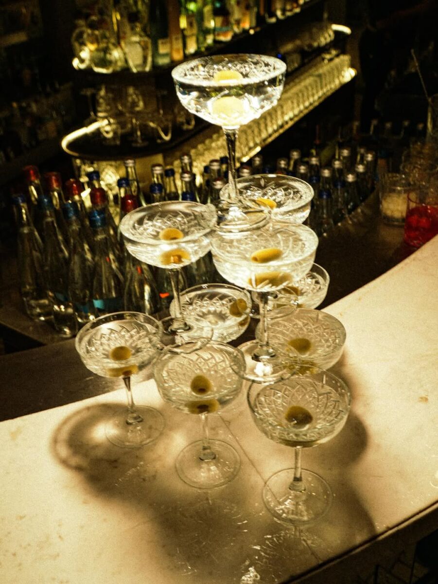 Copas de vino sobre la barra de Somma Rooftop