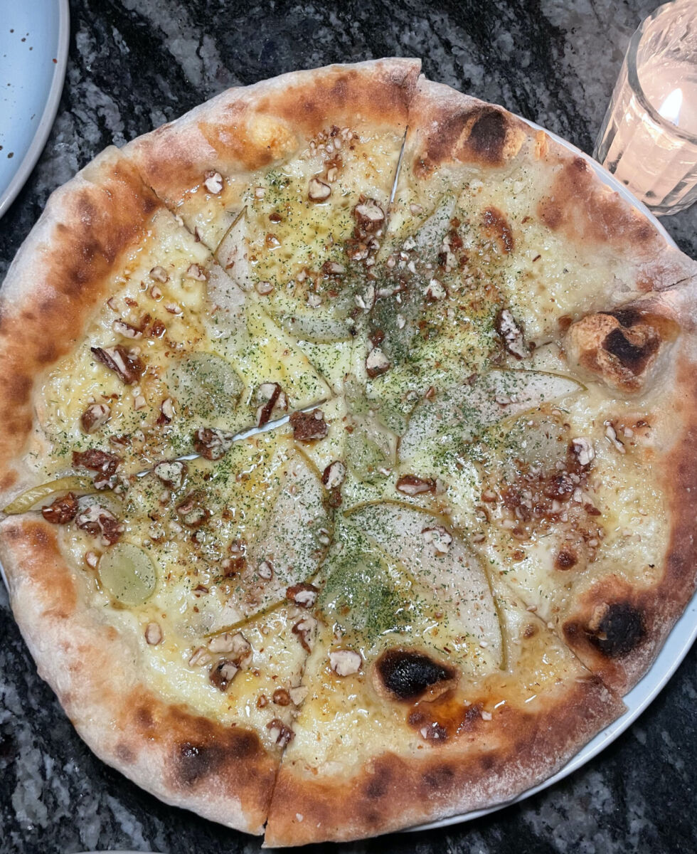 Pizza de pera con gorgonzola en Somma Rooftop
