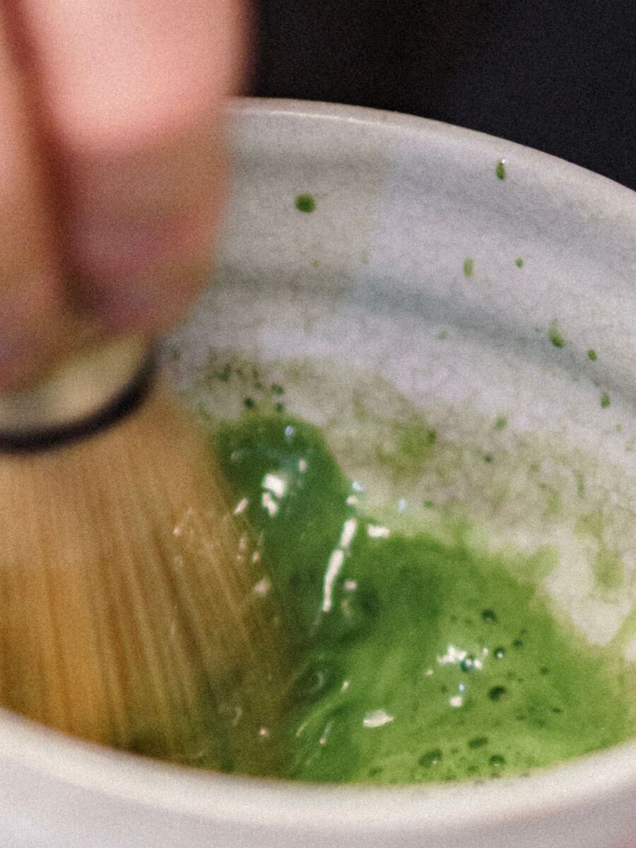 una persona haciendo te de matcha