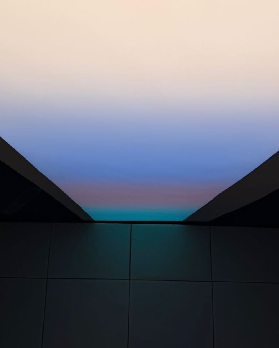 espacio negro con techo de luces de colores