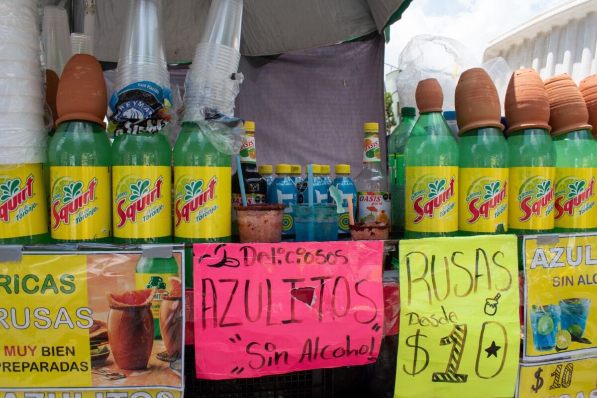 Puesto callejero de agua mineral preparada en Jalisco