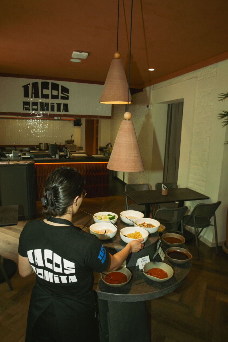 Interior de Tacos la Romita con su mesa de salsas al centro