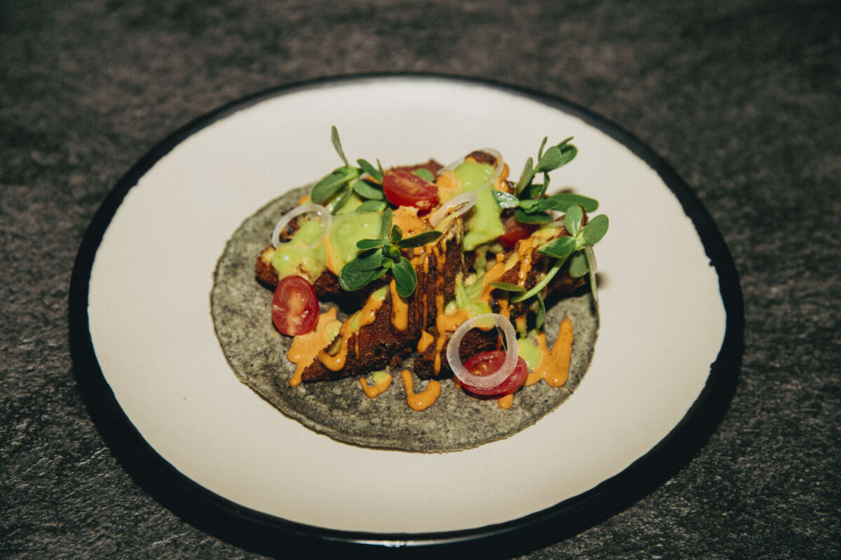 Taco de milanesa con chipotle en La Romita