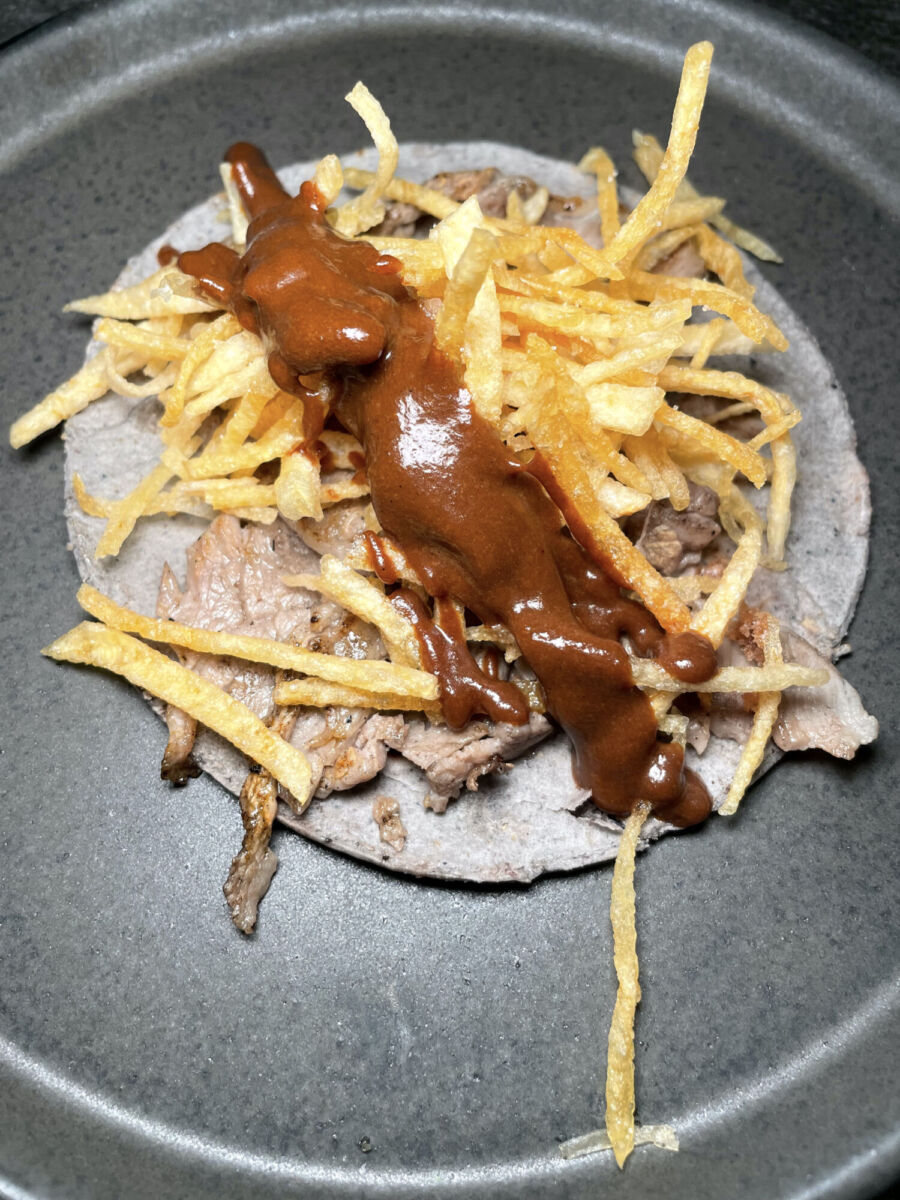 Taco de rib eye con papas fritas en La Romita, CDMX
