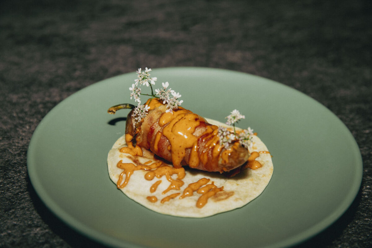 Taco de chile relleno con pescado y queso en La Romita