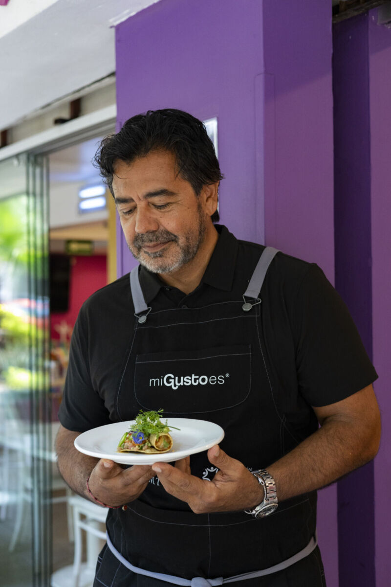 chef mexicano mostrando su plato 