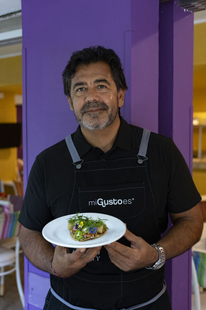 El chef Javier Plascencia sosteniendo un plato