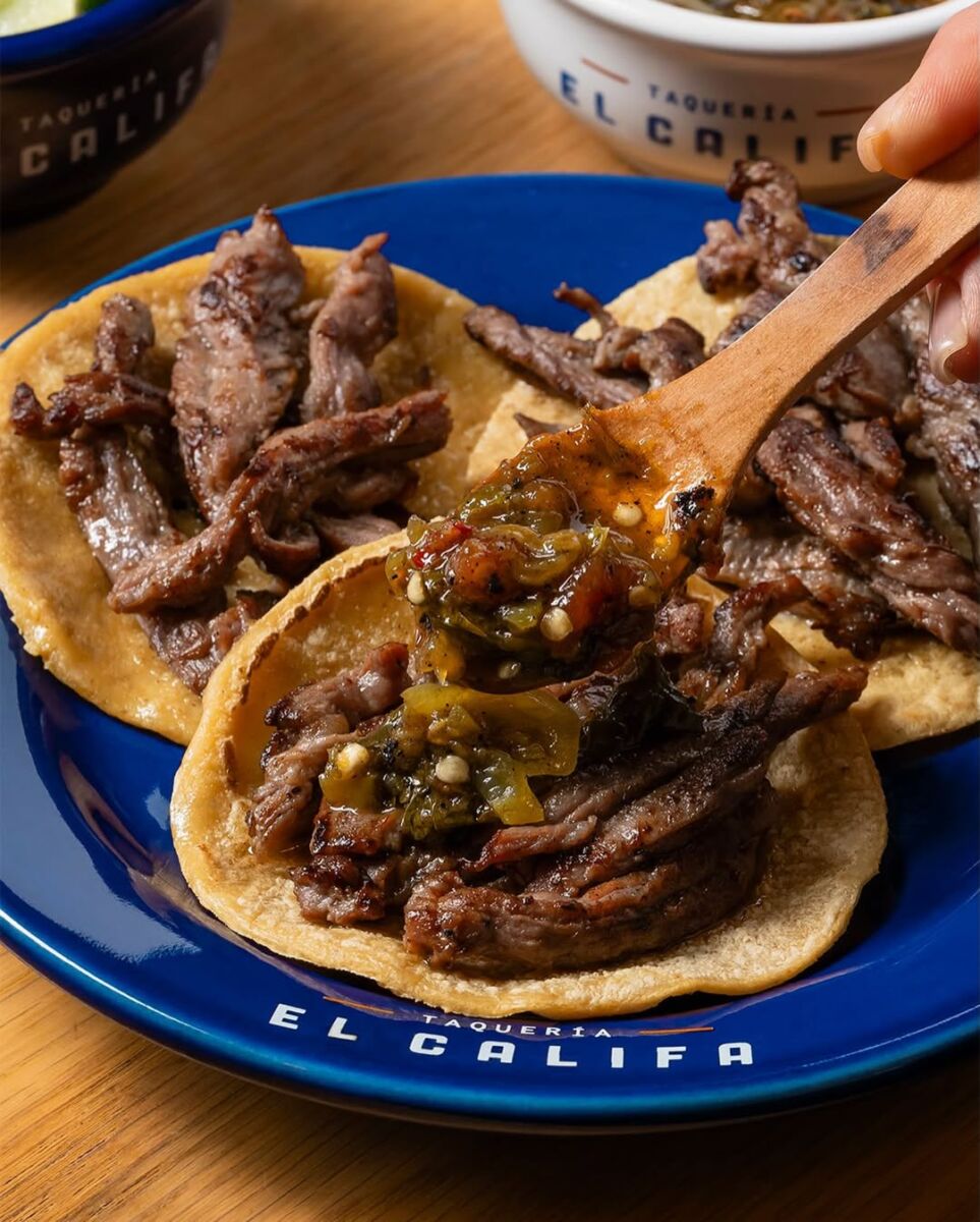 tacos de carne asada con salsa roja