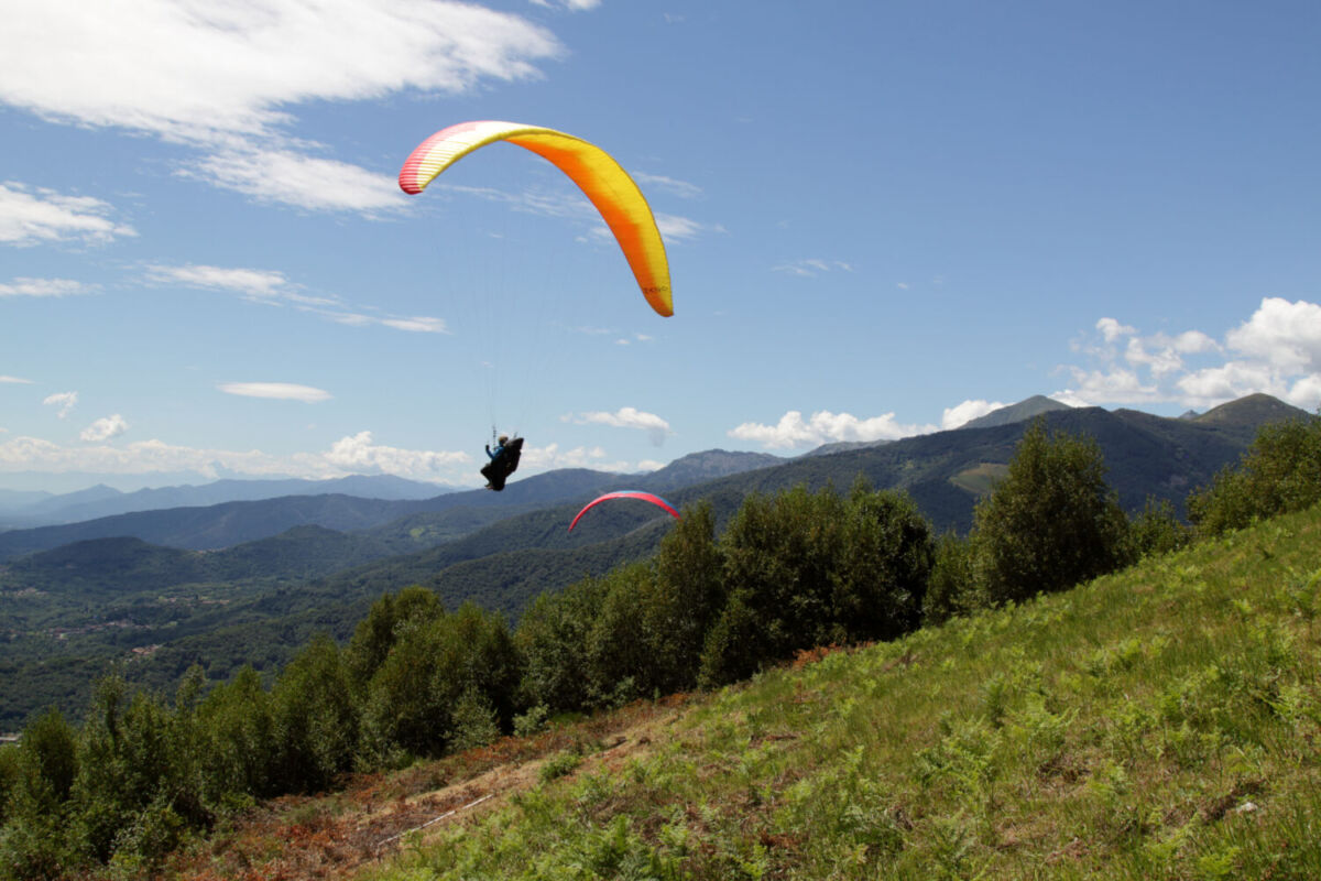 persona volando en parapente 