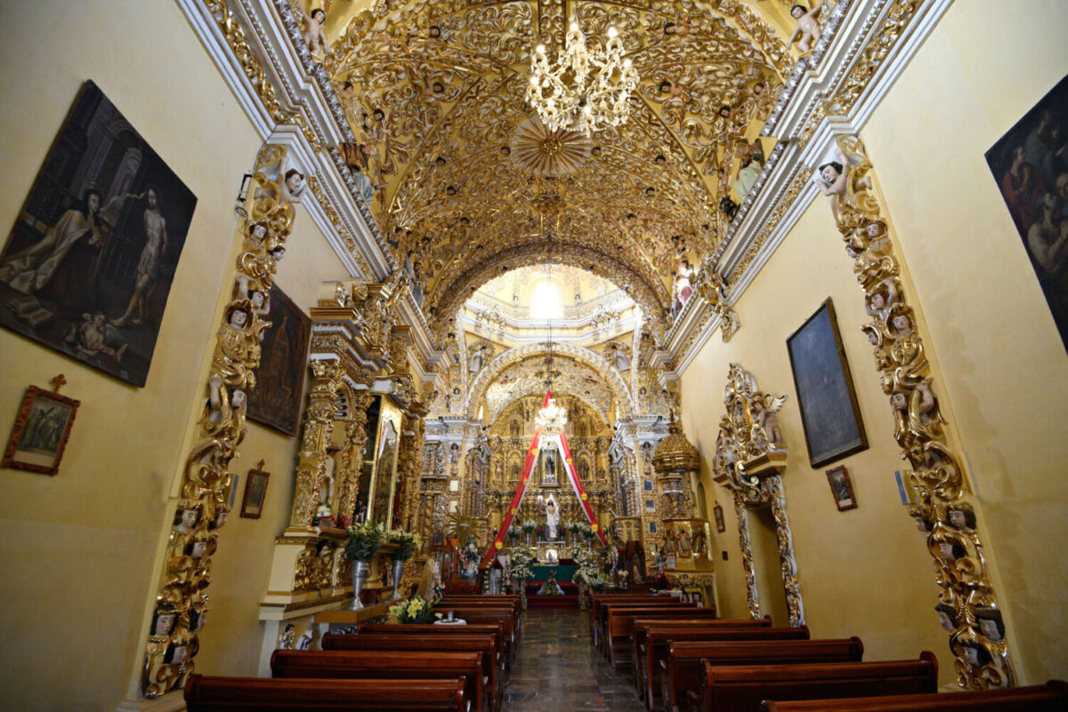 interior del Templo de San Francisco Acatepec está cubierto de oro 