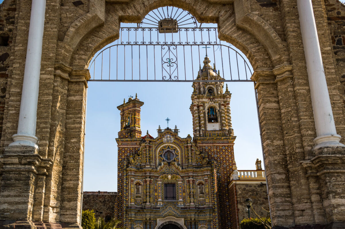 La espectacular iglesia de Puebla cubierta casi por completo de talavera hecha a mano