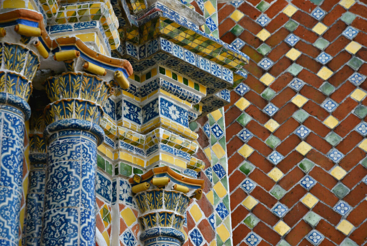 fachada de una iglesia con  talavera poblana hecha a mano 