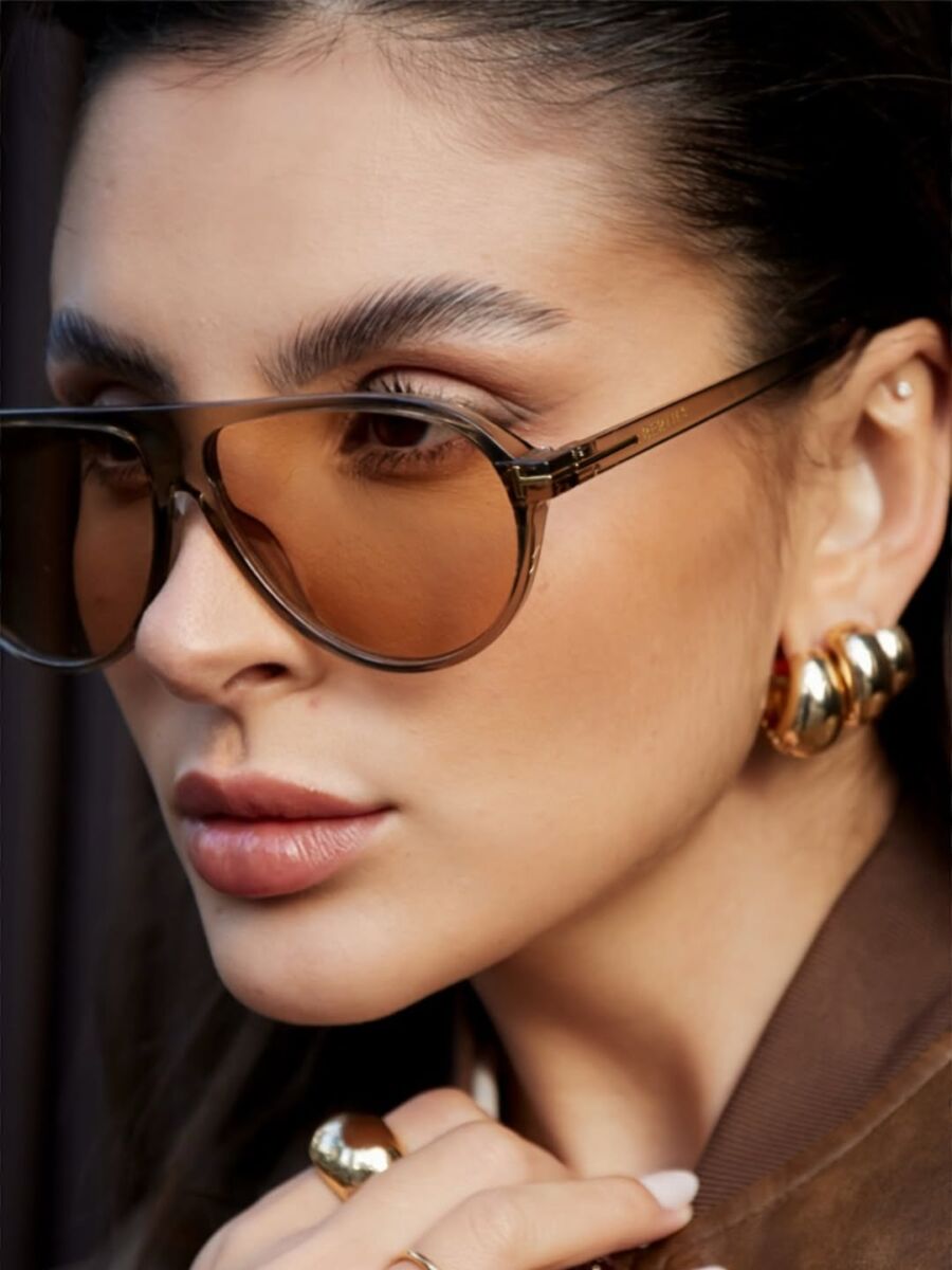 mujer con Lentes de aviador de pasta