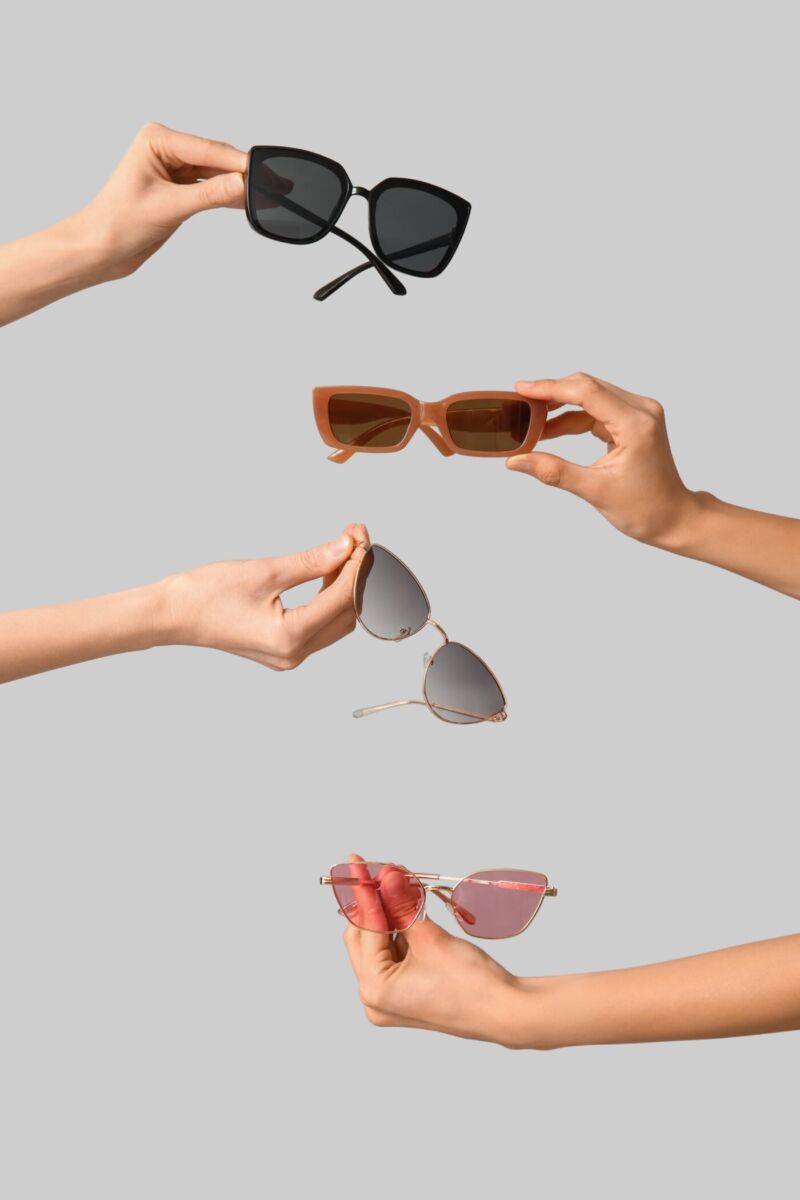 manos femeninas sosteniendo distintos modelos de lentes de sol