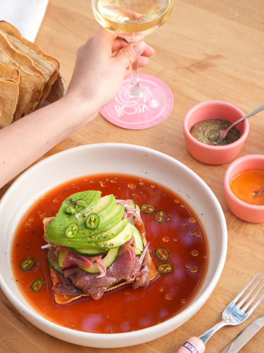 tostada de atún con aguacate