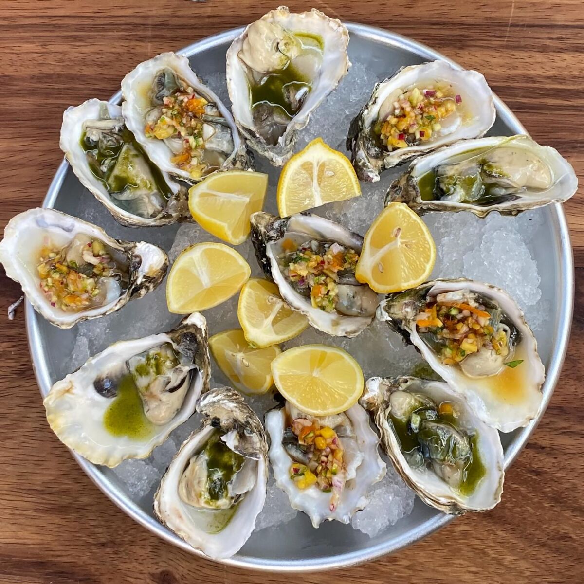 plato de ostiones con limón y salsas