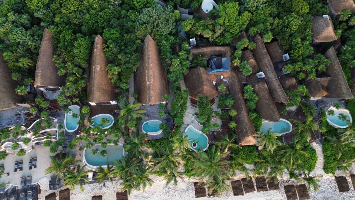 vista aérea de un hotel privado en Tulum