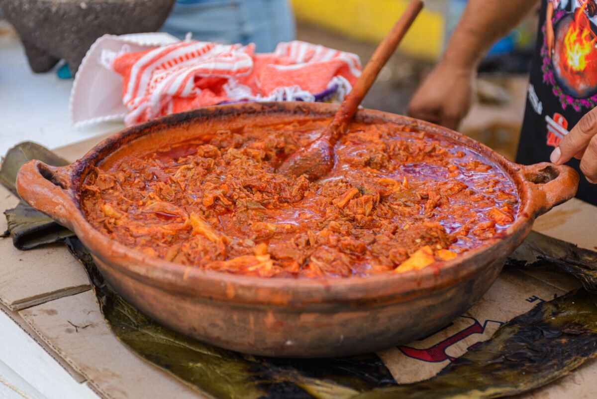 platillo tradicional en una olla de barro 