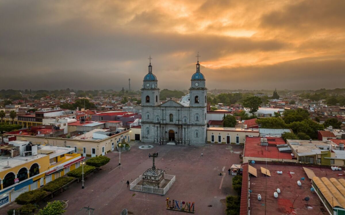 vista aérea de la Parroquia de San Juan Bautista, en Tuxpan, Jalisco 