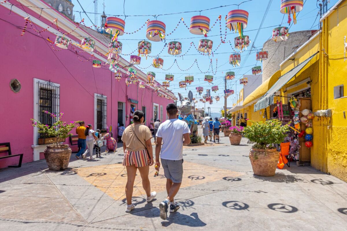 turistas caminando por una calle colorida de Tuxpan, JalIsco 