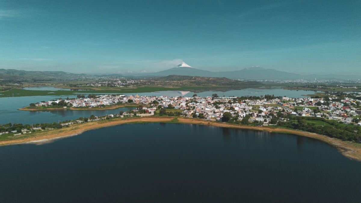 Vista panorámica de la Laguna de Valsequillo y el volcán Popocatépetl al fono 