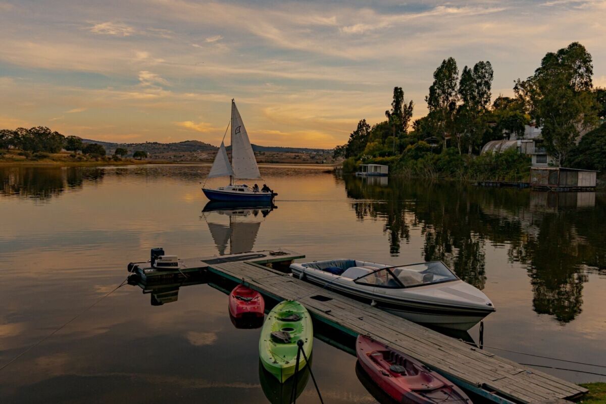 Atardecer en un muelle del Lago de Valsequillo