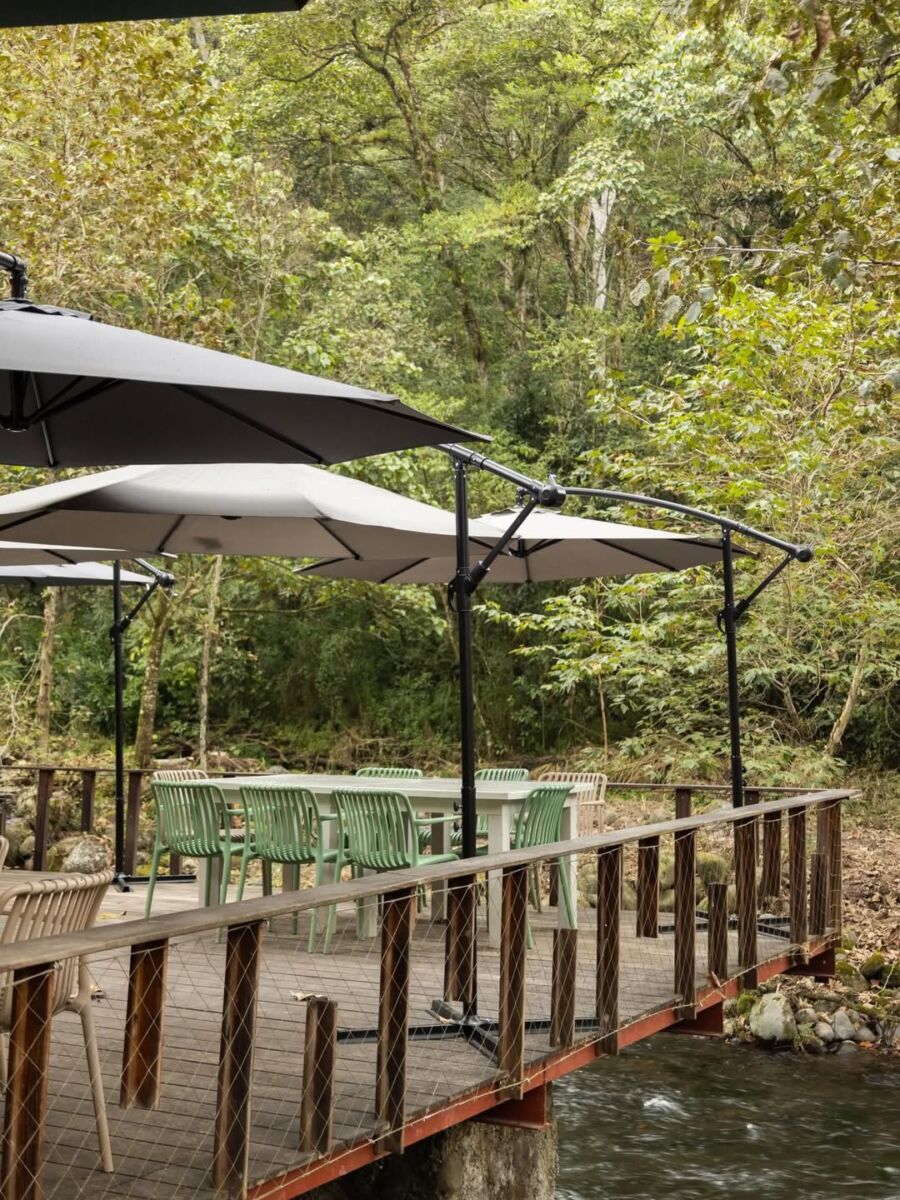 restaurante rústico en medio del bosque 