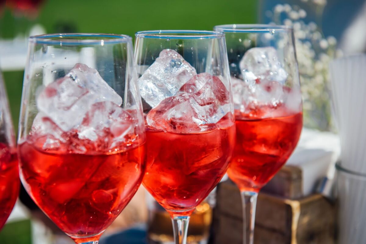 Te dijeron que el vino no se toma con hielo, pero estas botellas sí y punto (nadie lo podrá debatir)
