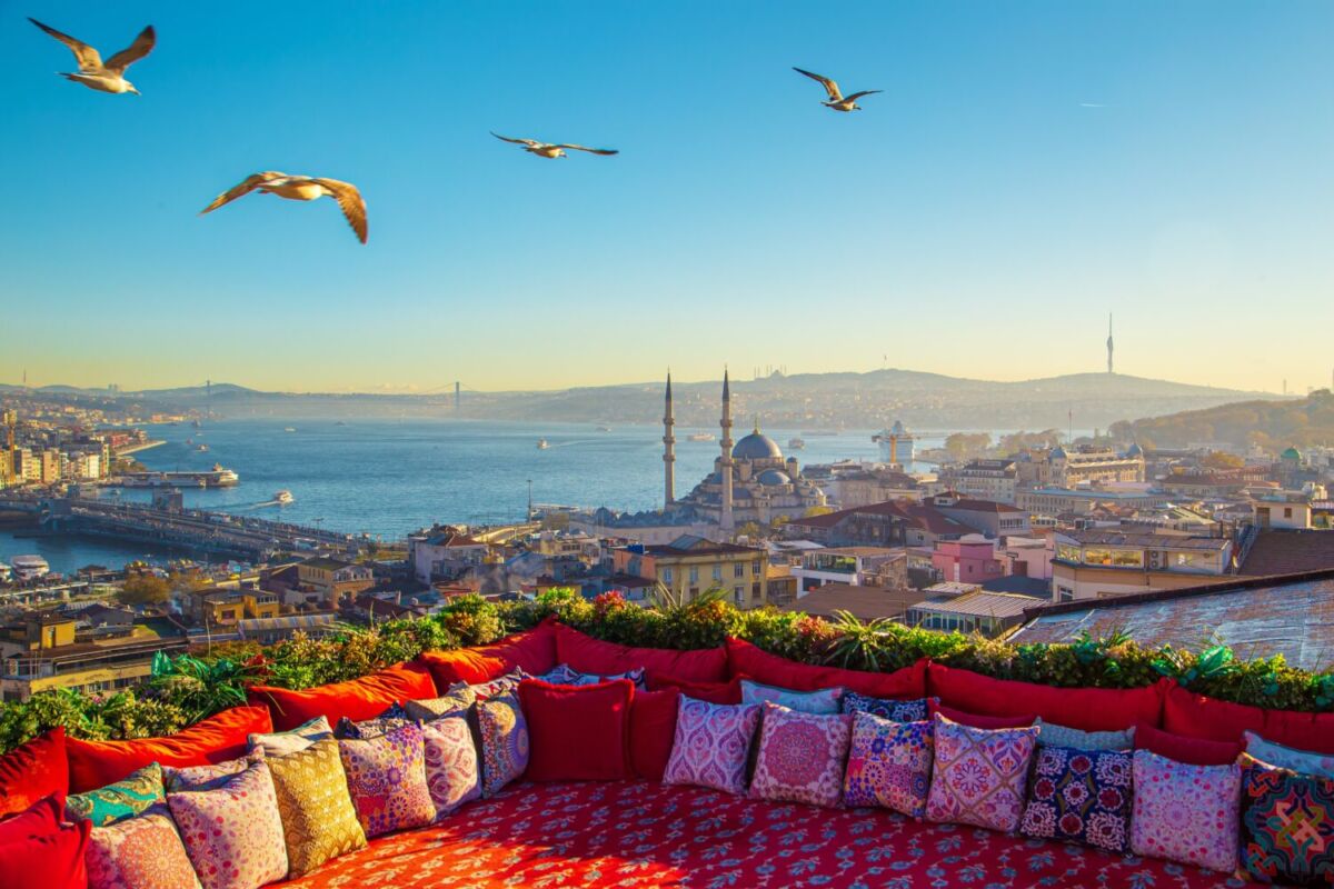 Istambul, vista aérea desde un balcón con cojines