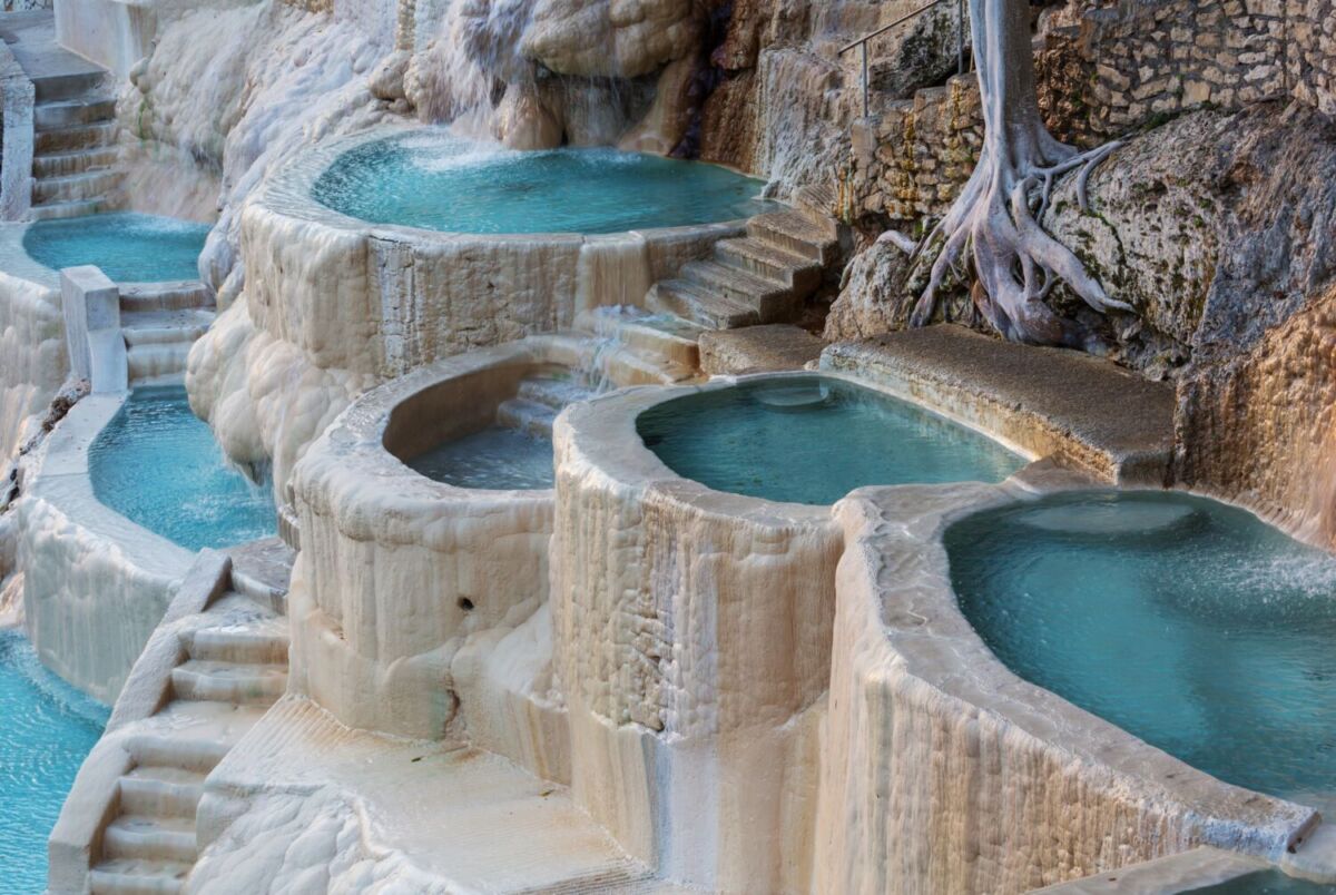 pozas turquesas de aguas termales 