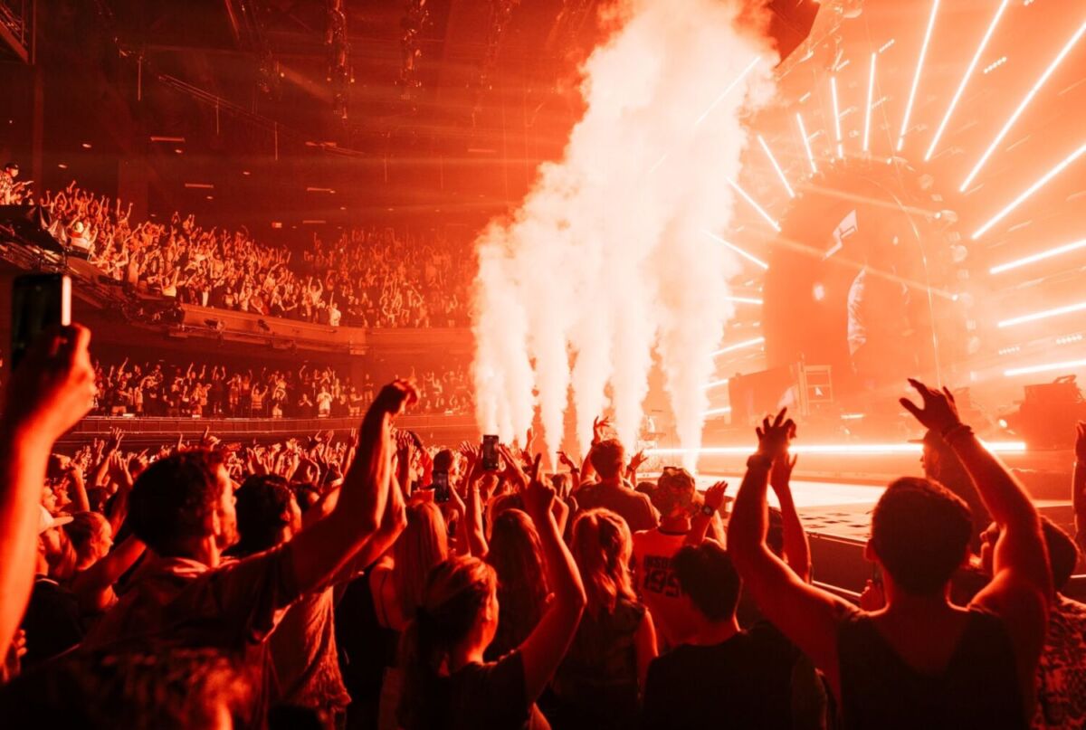 festival de música con fuego y luces rojas