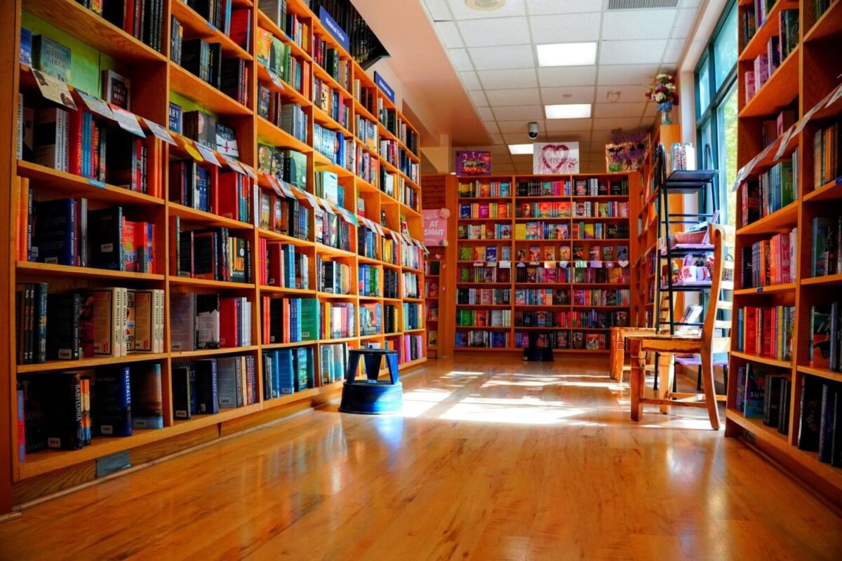 librería con estanterias de piso a techo